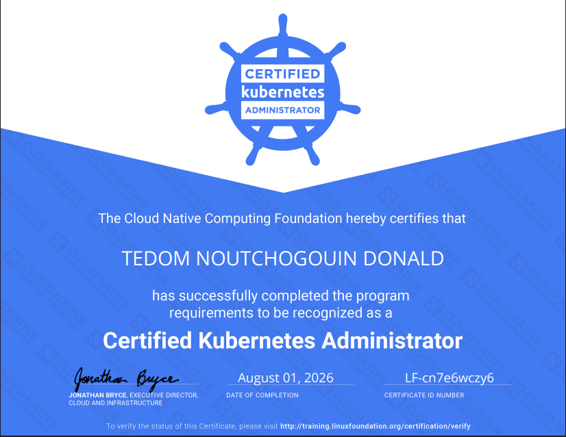 Ingénieur DevOps préparant la certification Certified Kubernetes Administrator (CKA) avec Kubernetes, des terminaux Linux et une infrastructure cloud.